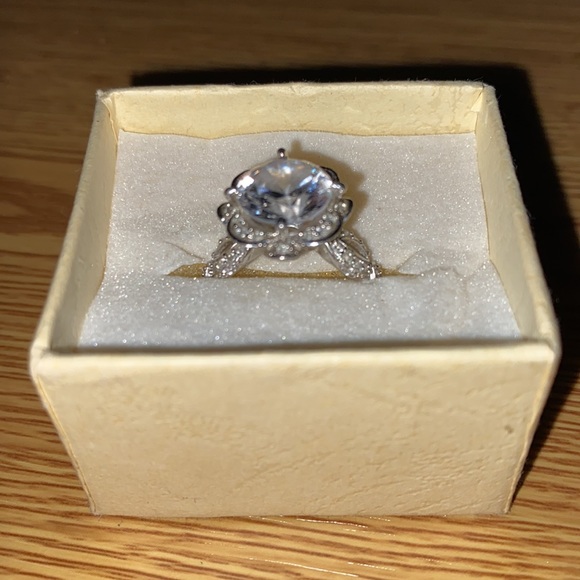 ***DIAMOND CZ FLOWER RING*** 💍 🌸 - Picture 7 of 7